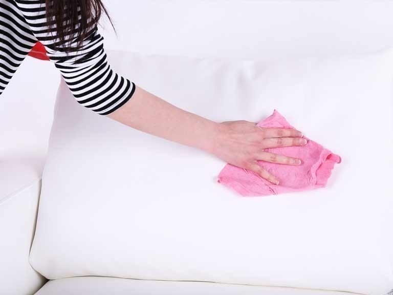 Отмыть тканевый белый диван