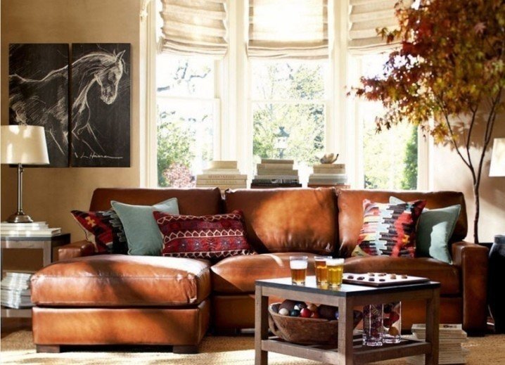 Коричневый кожаный диван в интерьере сочетание цветами