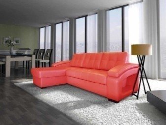 Красный диван с подушками