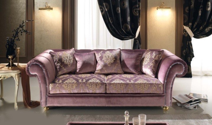Лиловый диван барокко в интерьере