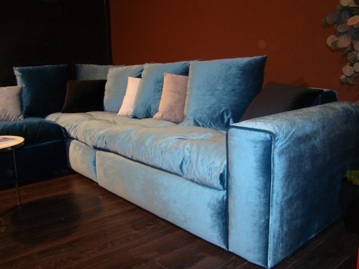 Велюровый угловой голубой диван