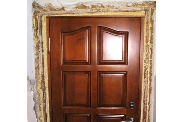 Вторая входная деревянная дверь в квартиру