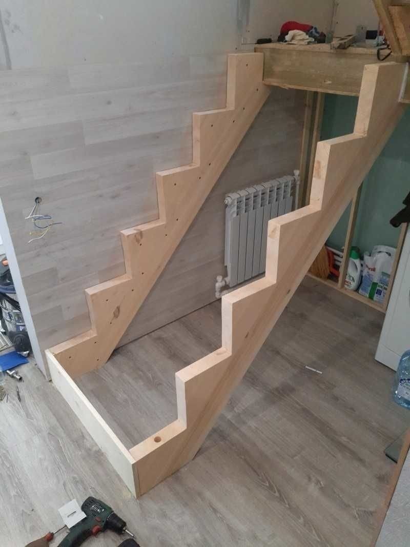 Деревянная лестница на второй