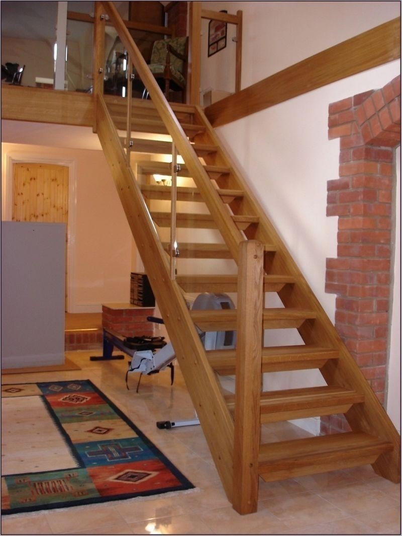 Одномаршевая лестница на второй этаж в частном доме