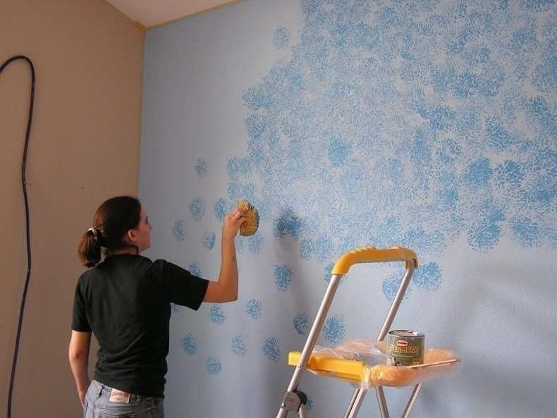 Покраска стен большой губкой