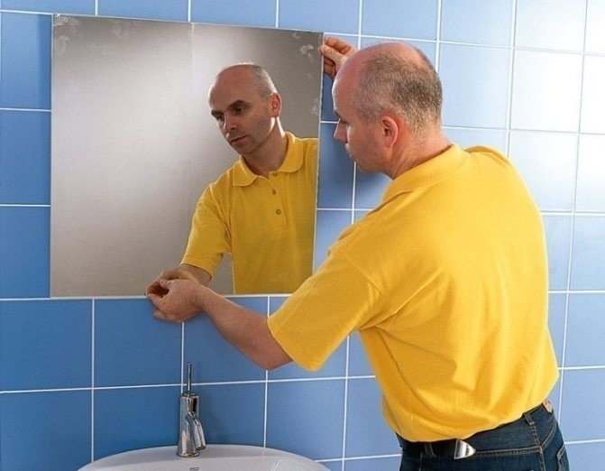 Приклеить зеркало на стену в ванной