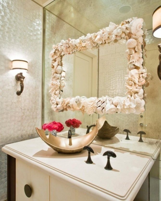 Украсить зеркало ракушками в ванной комнате
