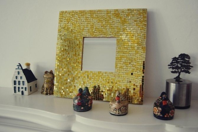 Зеркало с рамкой из золотой мозаики
