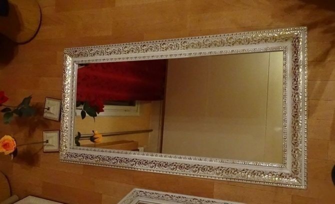 Зеркало в багете с верхушкой