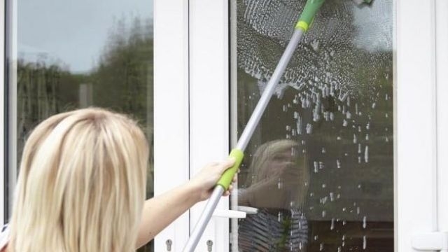 Инструкция: как правильно мыть окна магнитной щеткой