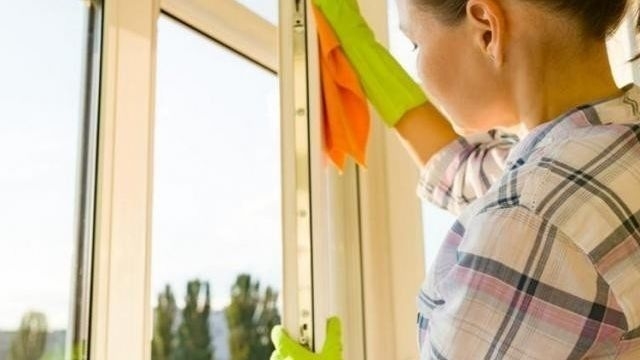 Одного раза в год будет достаточно: чем натереть окна, чтобы они дольше оставались чистыми