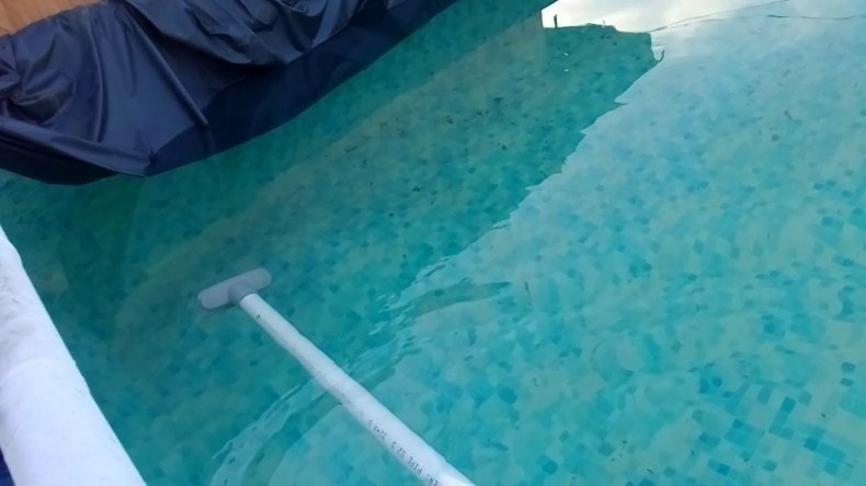 Кристально чистая вода в бассейне
