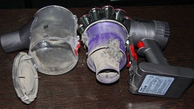 Как почистить пылесос Dyson (Дайсон): чем помыть внутри от пыли после уборки и как убрать фильтр беспроводного прибора