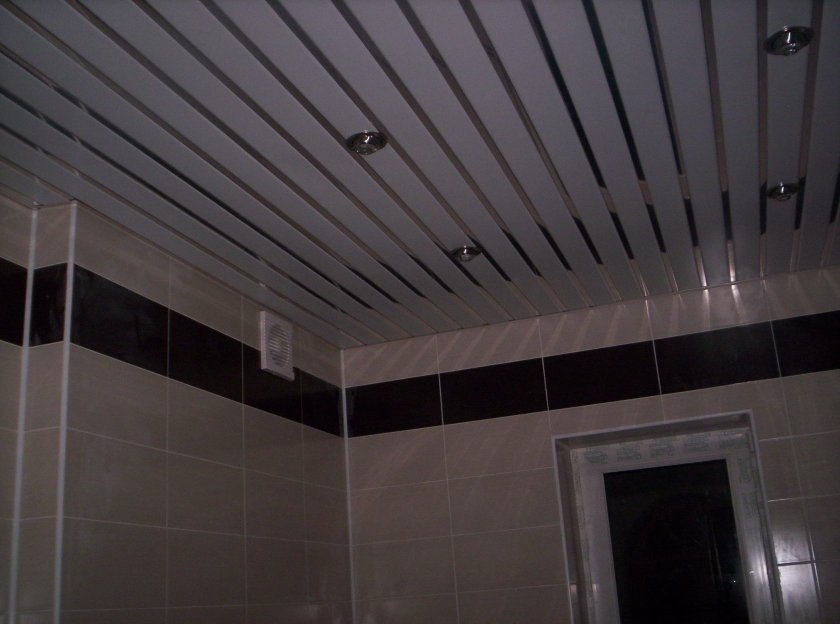 Металлический реечный потолок для ванной