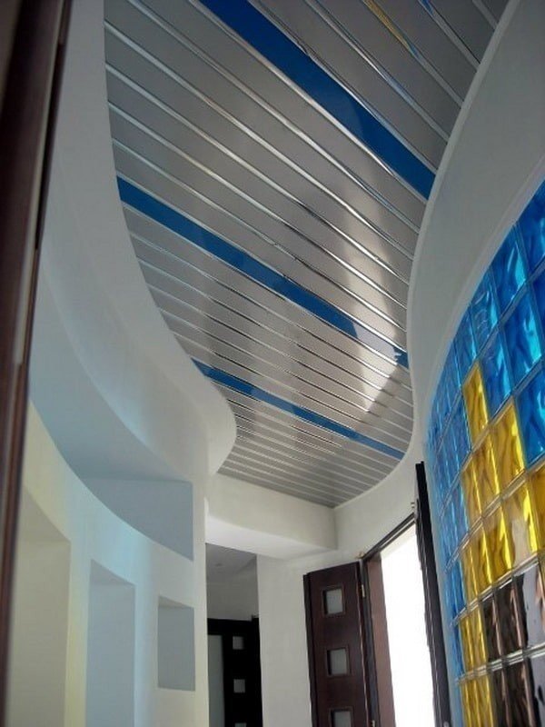 Натяжной потолок в прихожей дизайн