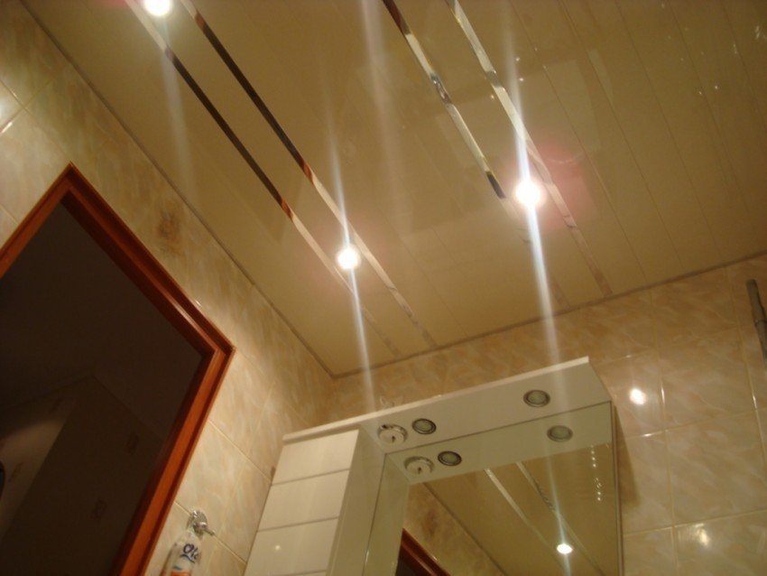 Однотонный потолок с зеркальными вставками