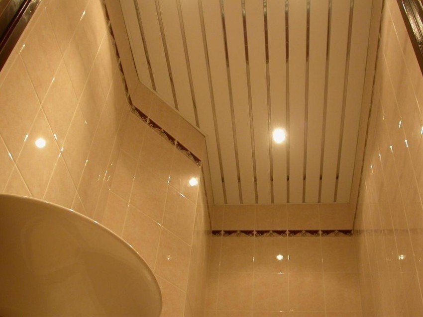 Освещение в реечном потолке в ванной