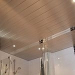 Реечный потолок в ванной комнате: фото интерьера реечного алюминиевого потолка