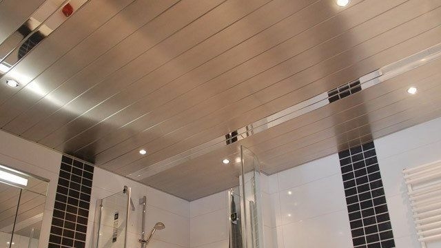 Дизайн ванной комнаты с подвесным реечным потолком