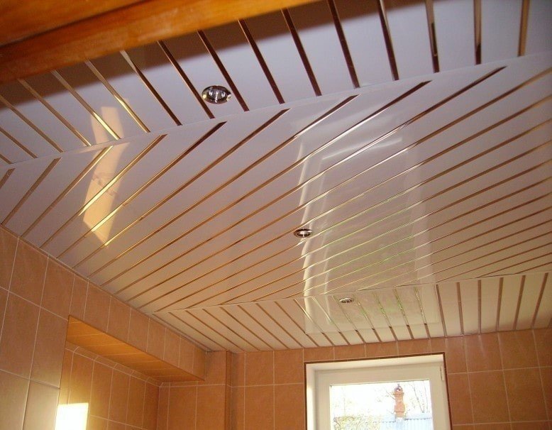 Реечные потолки с рисунком в ванной
