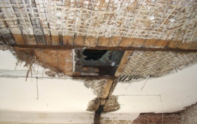 Обвалился потолок в частном доме