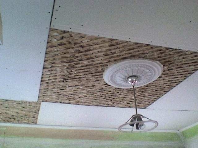 Потолок с балками обклеить потолочной плиткой