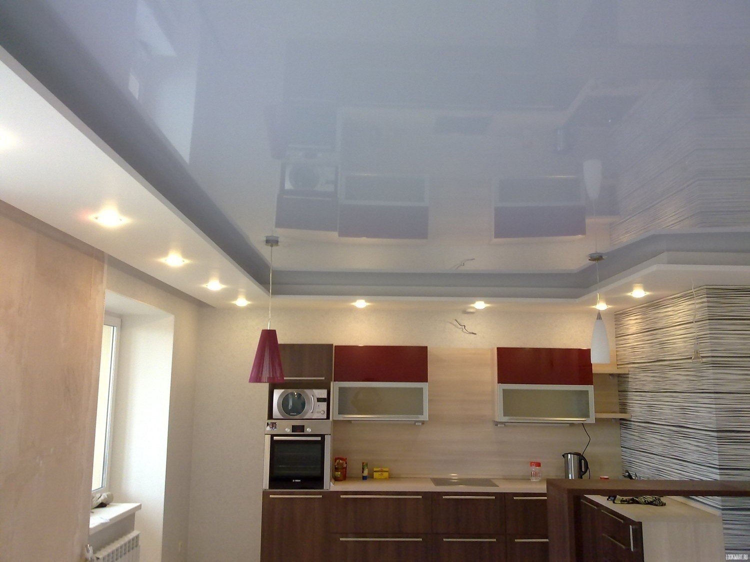 Глянцевый потолок на кухне