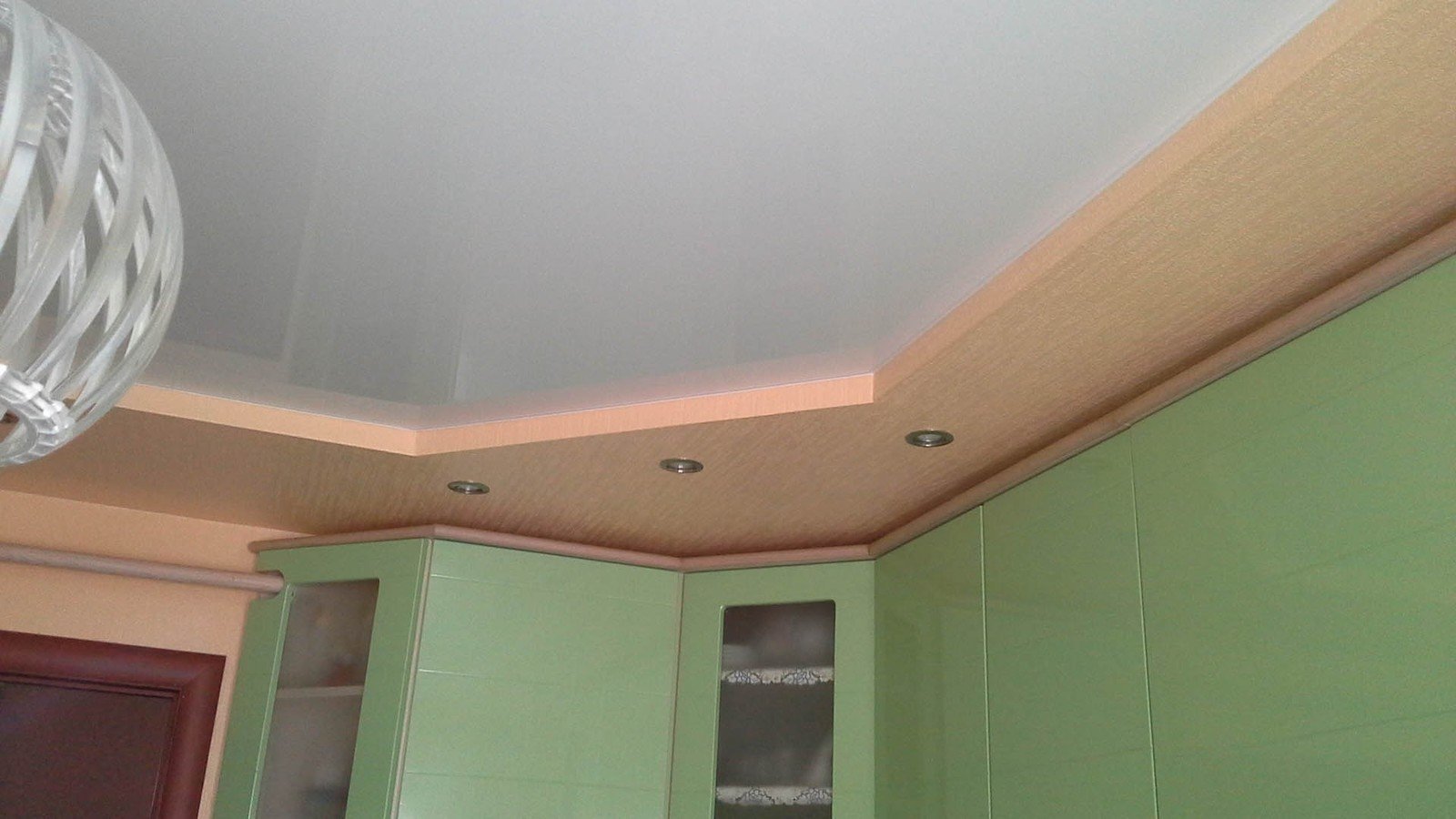 Потолок из гипсокартона на кухне