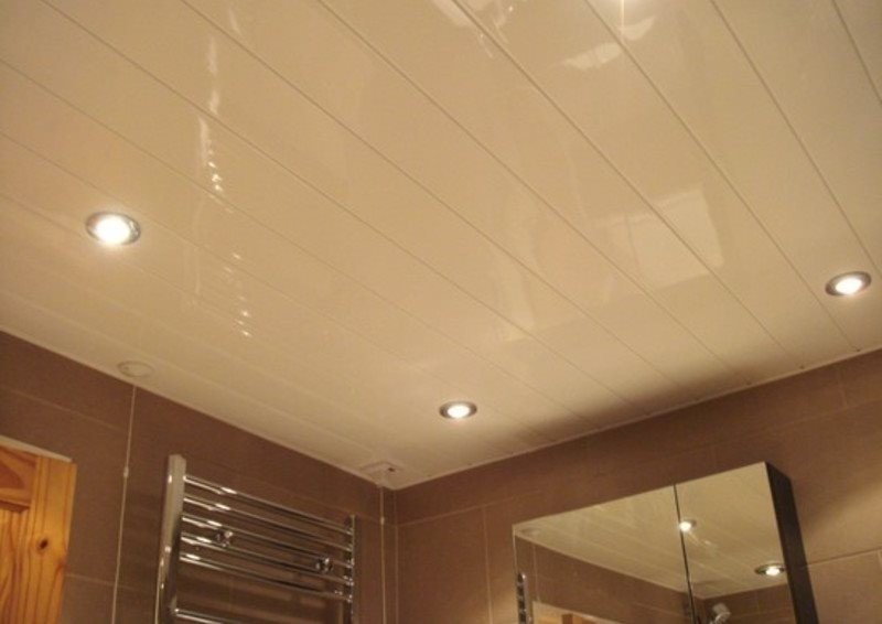 Пластиковые панели для потолка в ванной