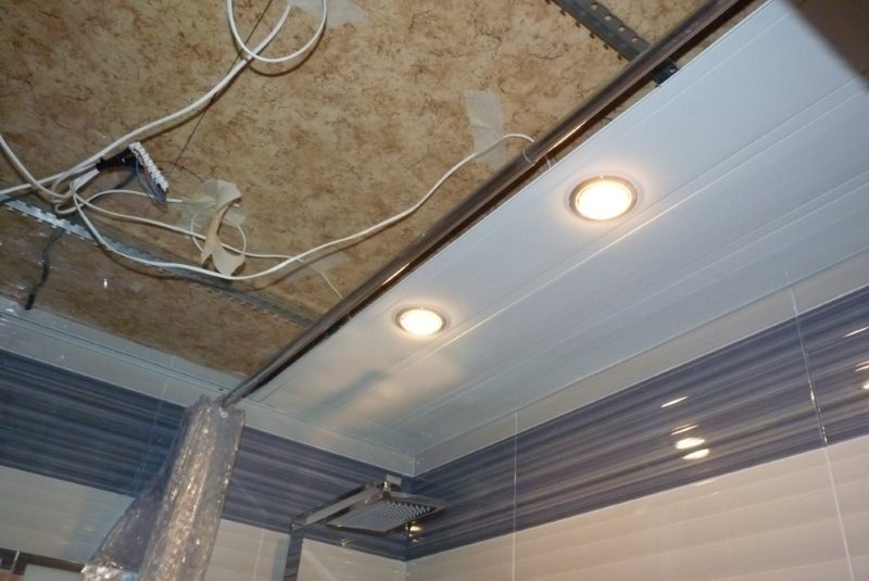 Споты для реечных потолков в ванной