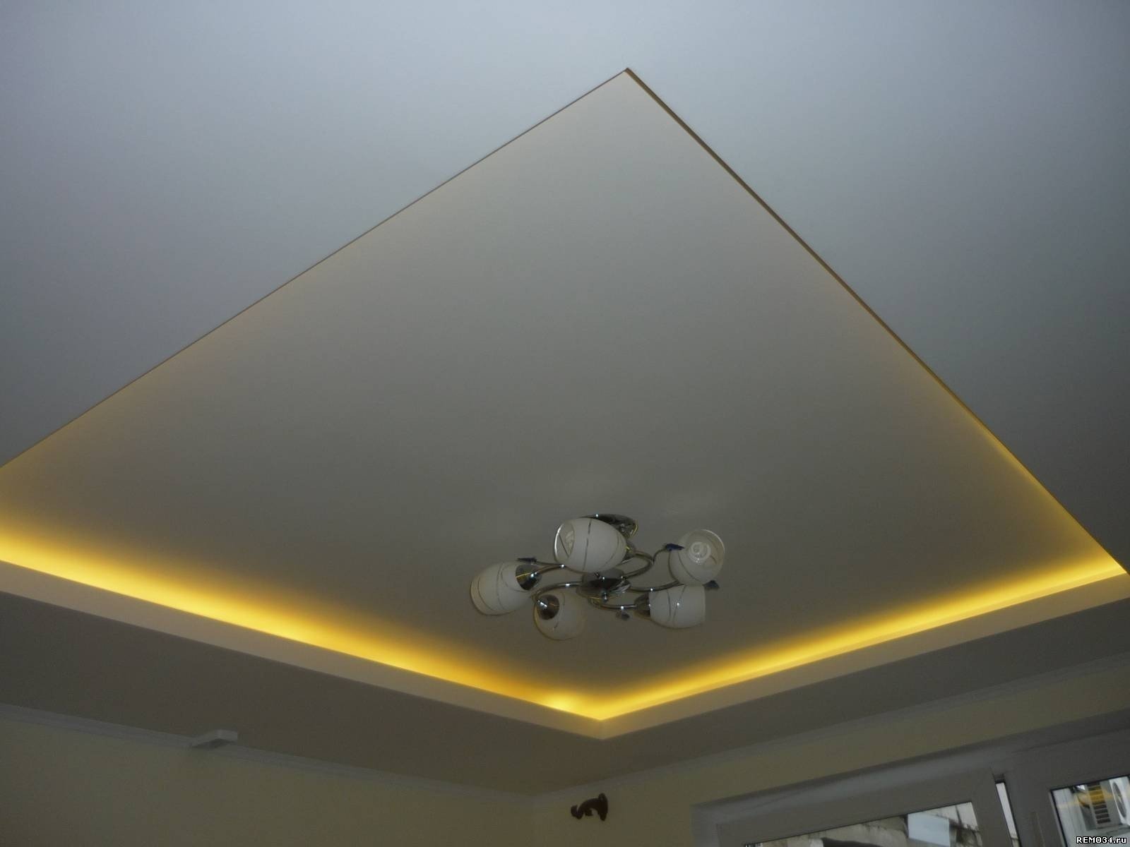 Потолок из гипсокартона с подсветкой двухуровневый