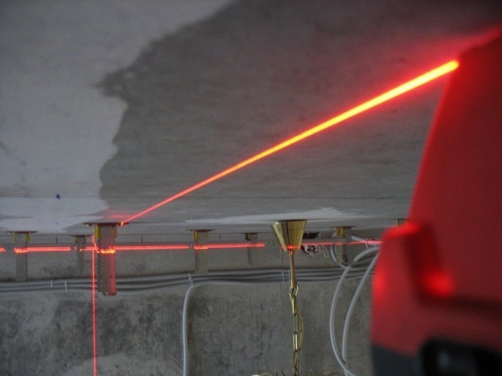 Лазерный уровень для потолка
