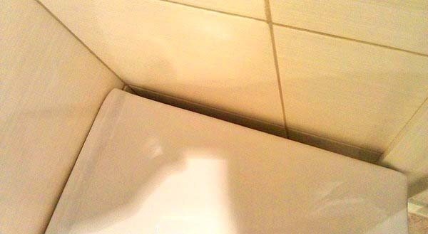 Потрескался глянец на плитке в ванной