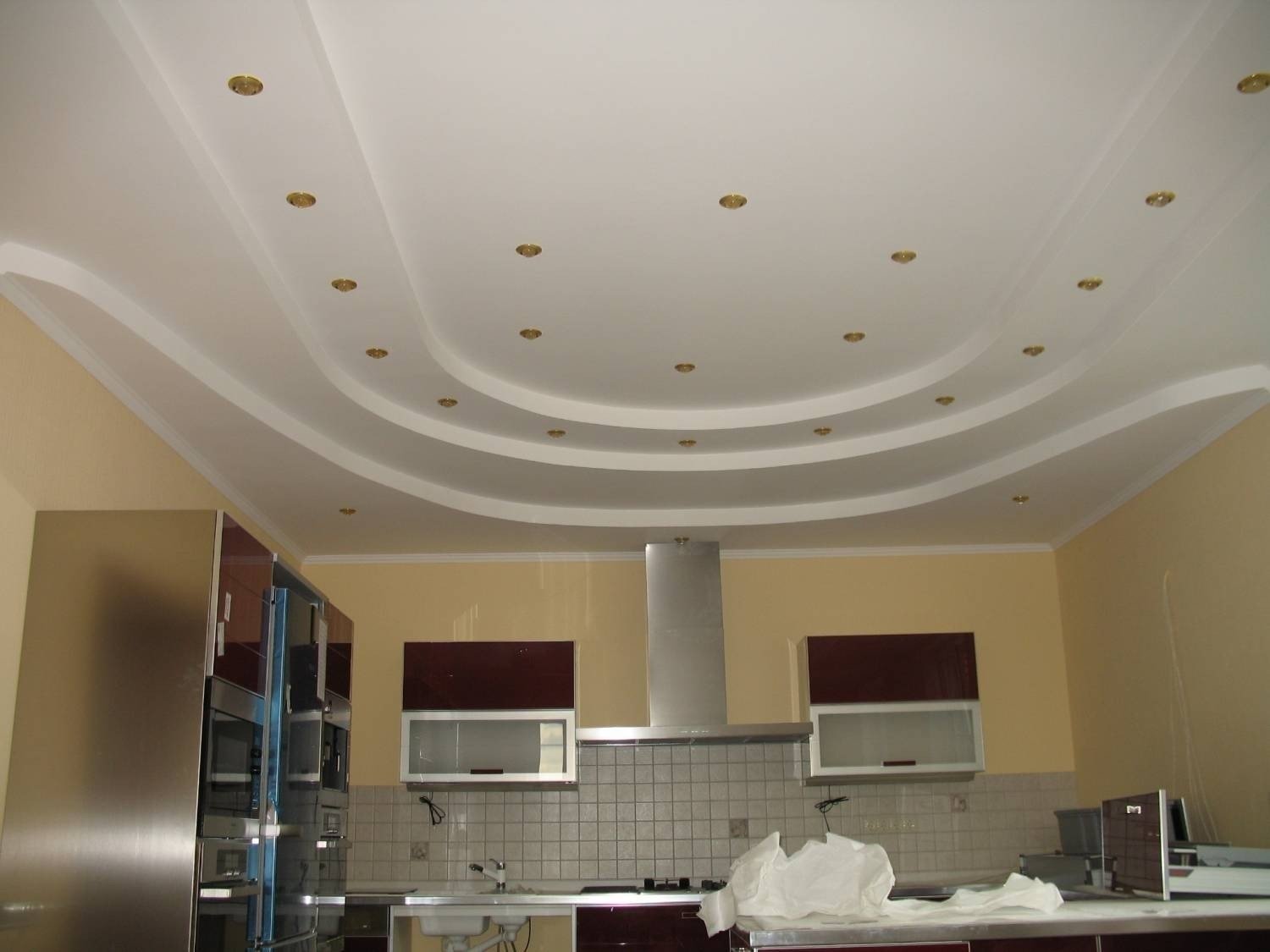 Потолок из гипсокартона на кухне дизайн
