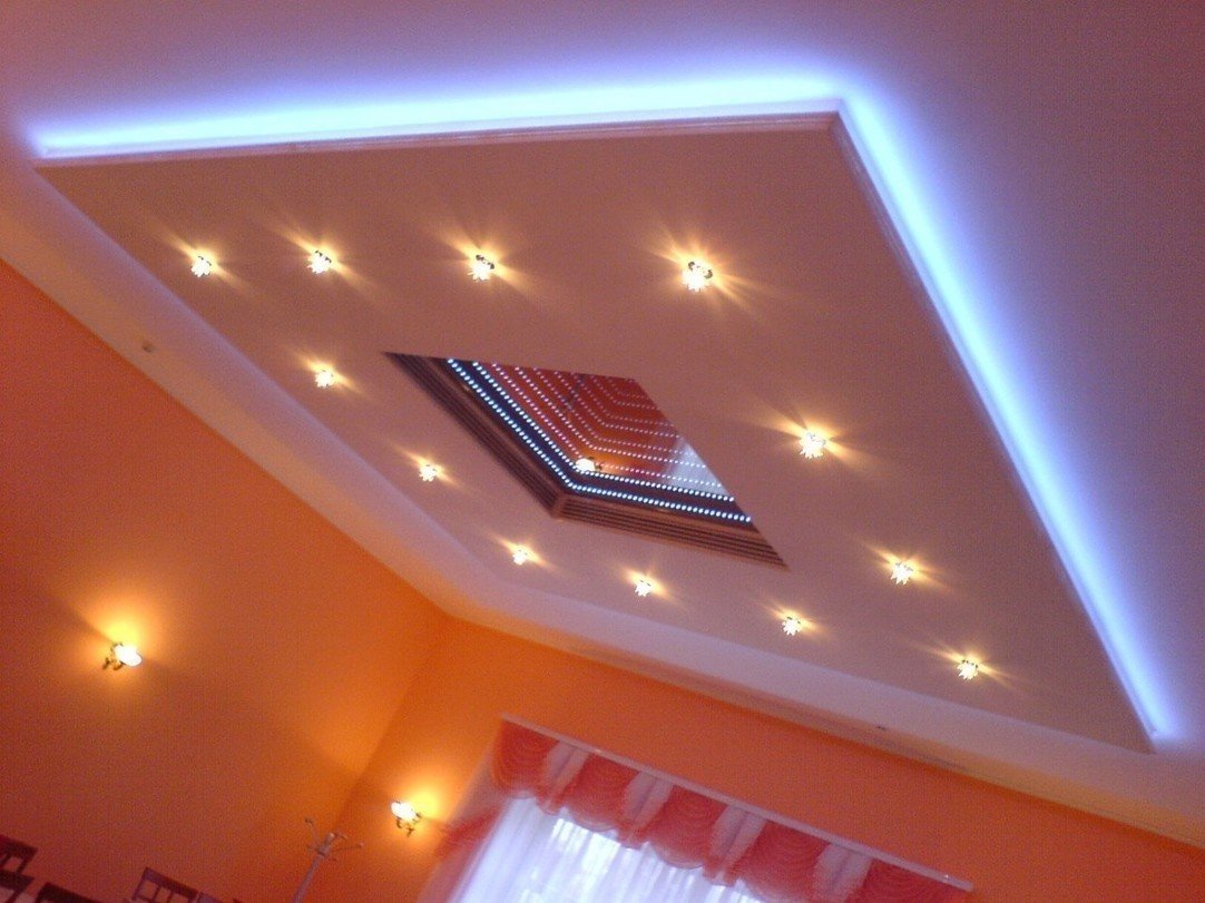Потолок из гипсокартона с подсветкой ромбом