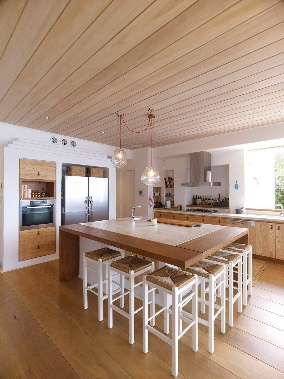 Деревянный потолок на разных уровнях кухня гостиная