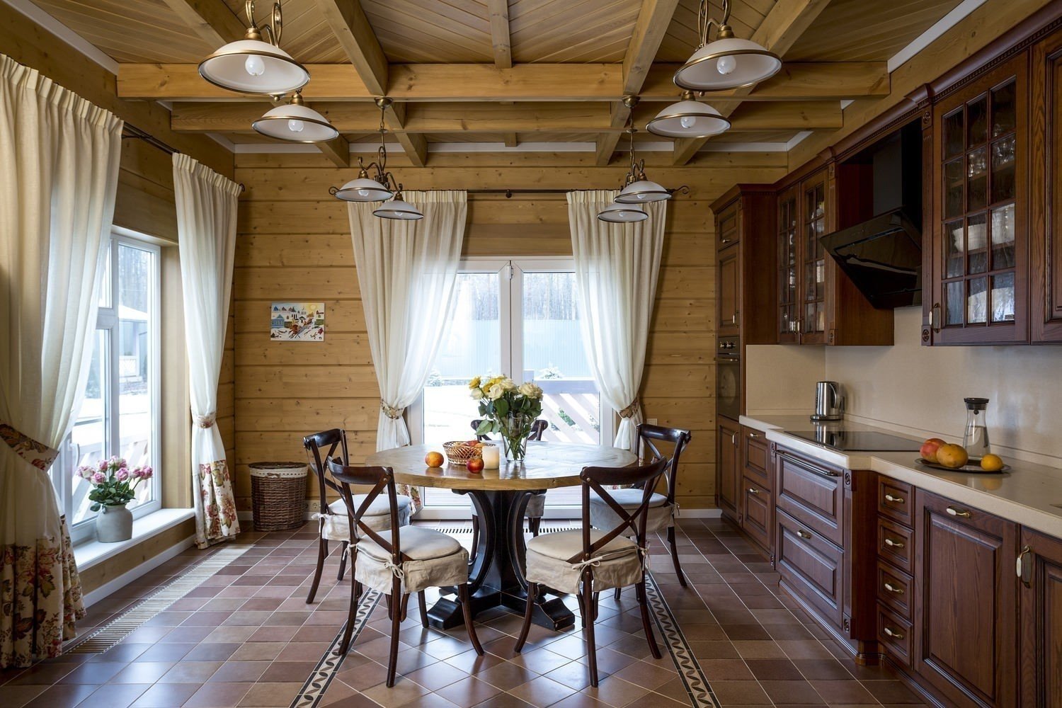 Кухня в классическом стиле в доме из бревна