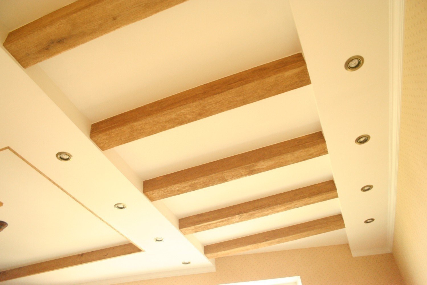 Потолки с деревянными элементами