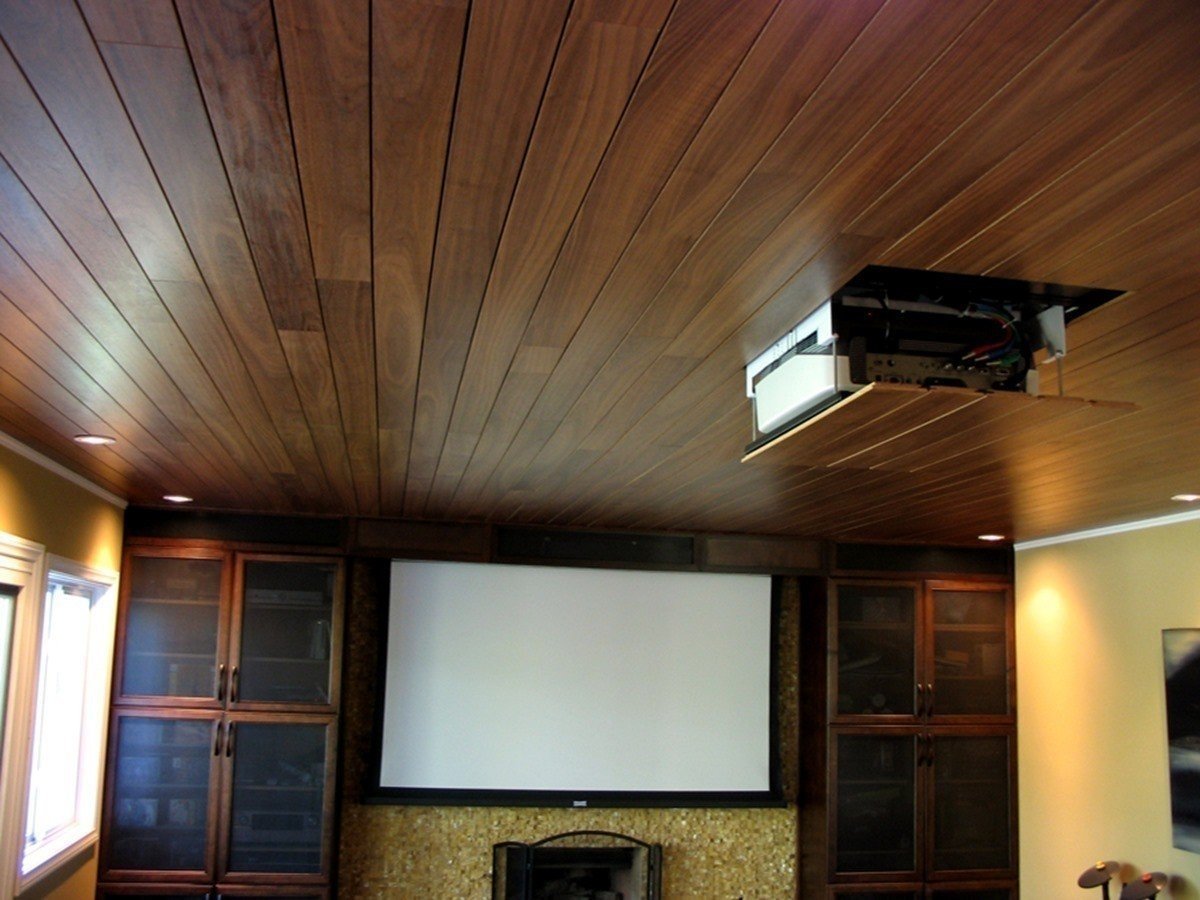Потолок из ламината в деревянном доме