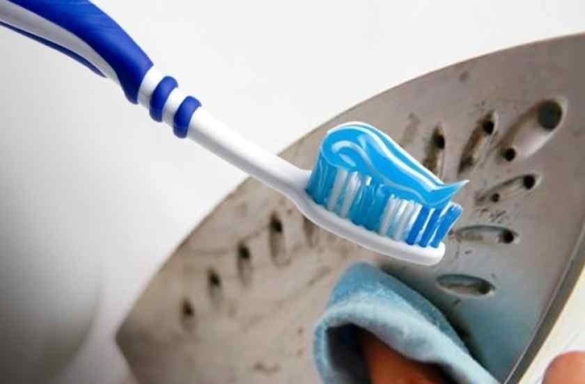 Чистим утюг с зубной пастой