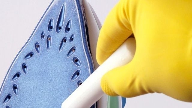Как почистить утюг с тефлоновым покрытием от пригоревшей ткани?