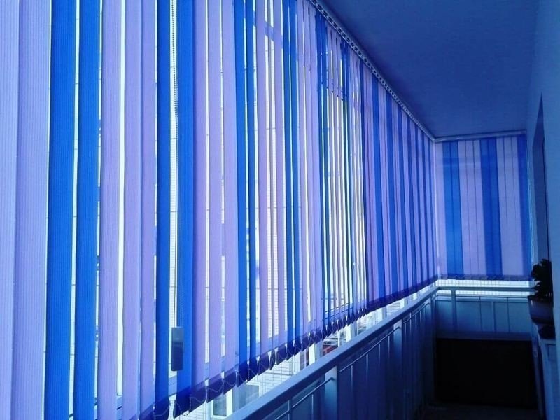 Вертикальные жалюзи на балкон голубые