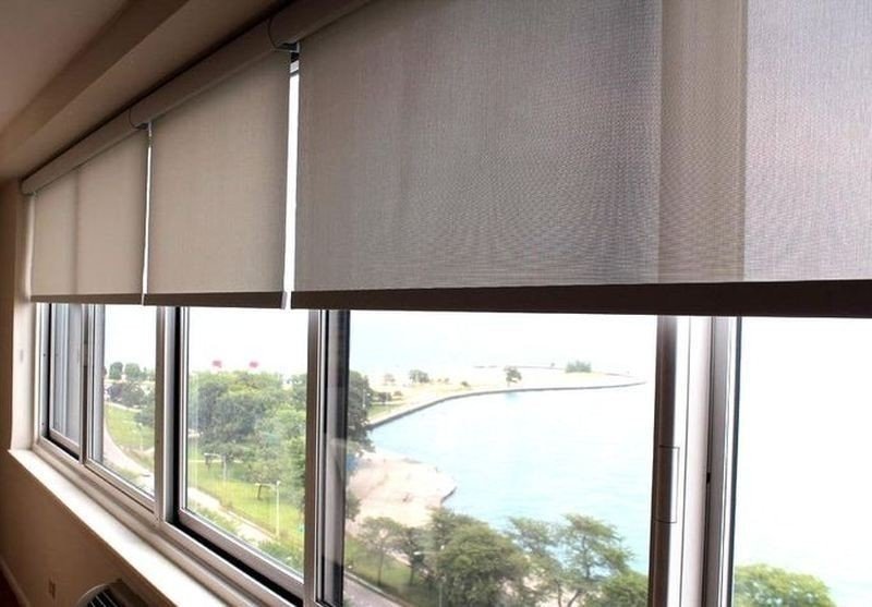 Жалюзи на алюминиевые раздвижные окна на балконе