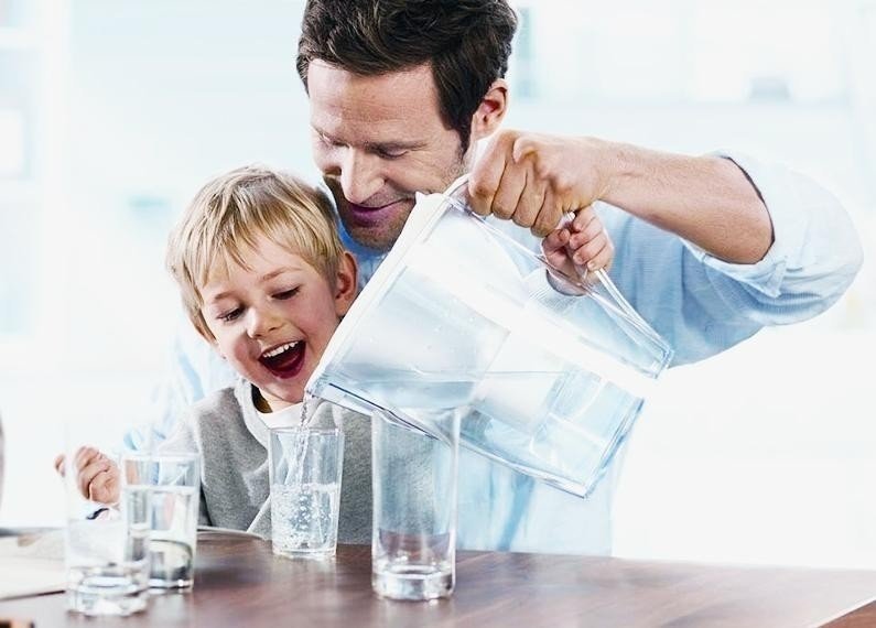 Счастливая семья пьет воду