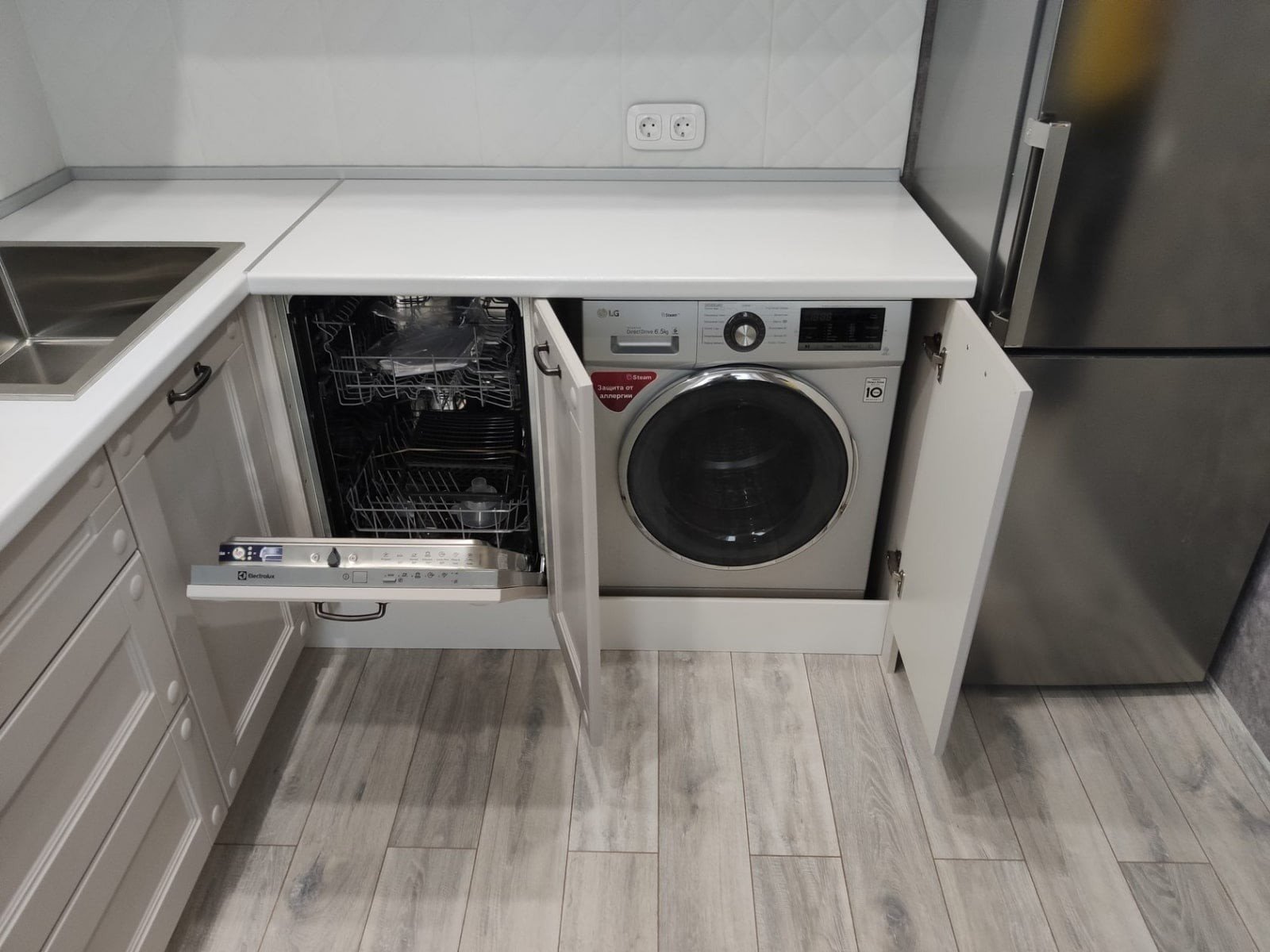 Г образная кухня со стиральной машиной и посудомойкой