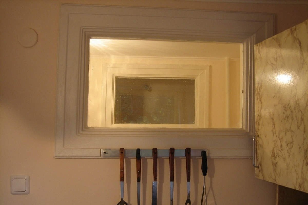 Окно между ванной и кухней в хрущевке