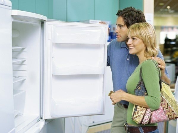 Довольный клиент с холодильником