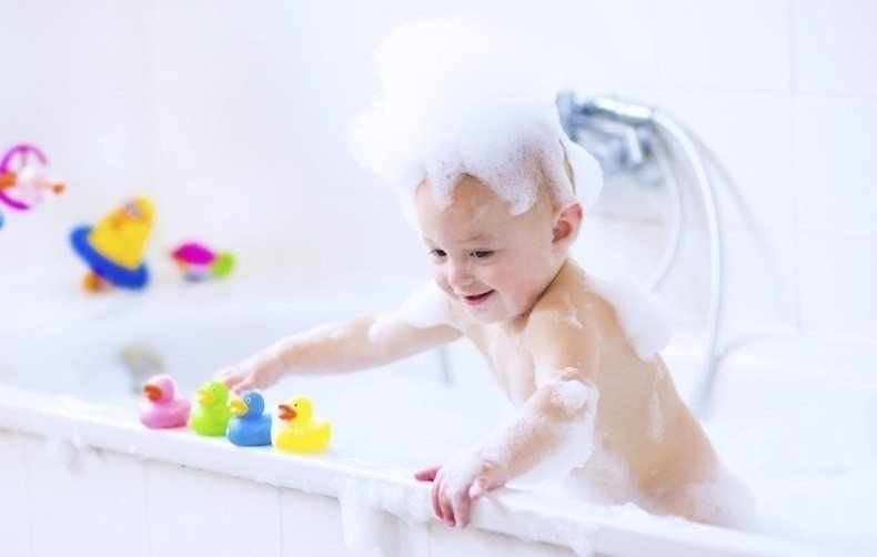 Малыш купается в ванной с игрушками