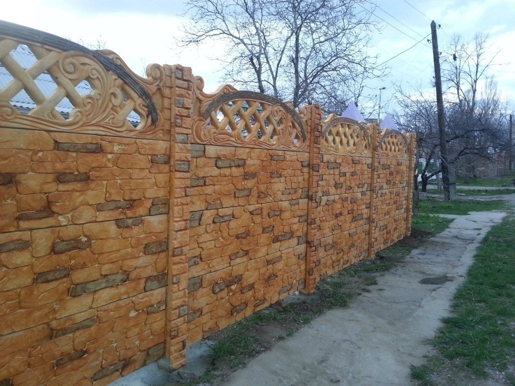 Кирпичный забор с бутом