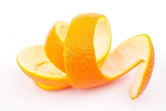 Цедра апельсина на белом фоне